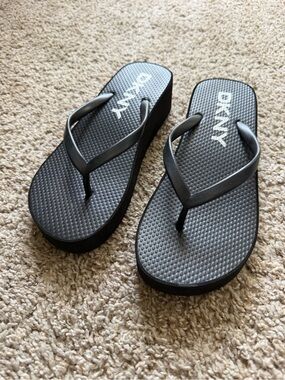 DKNY black platform thong sandal size 6